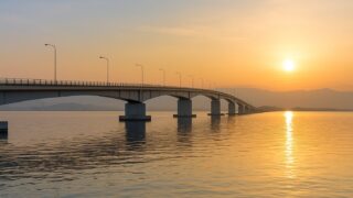 夕日に染まる琵琶湖大橋の全景