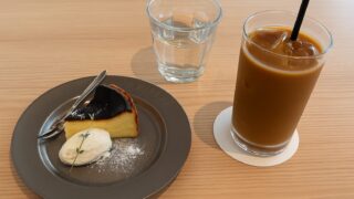 守山市役所内カフェ「アバンダントリー」のバスクチーズケーキとアイスカフェオレ