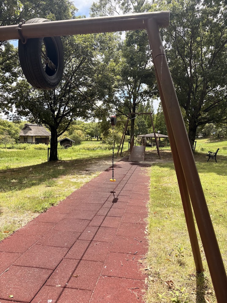 守山市みさき自然公園にあるロープやタイヤを使った遊具
