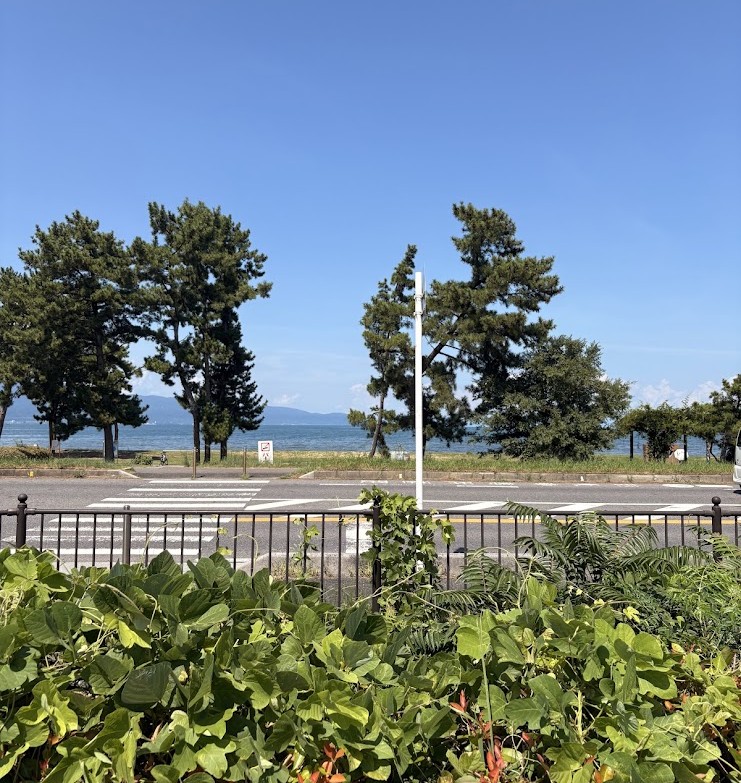 守山市の美崎公園西側駐車場付近から見える琵琶湖と対岸の山々