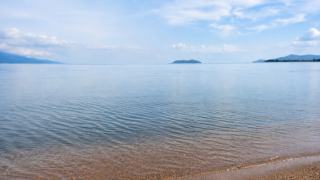 守山市・第二なぎさ公園から見た穏やかな琵琶湖と沖島