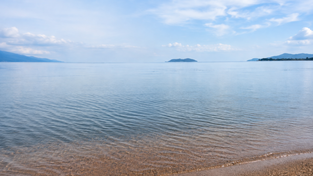守山市・第二なぎさ公園から見た穏やかな琵琶湖と沖島