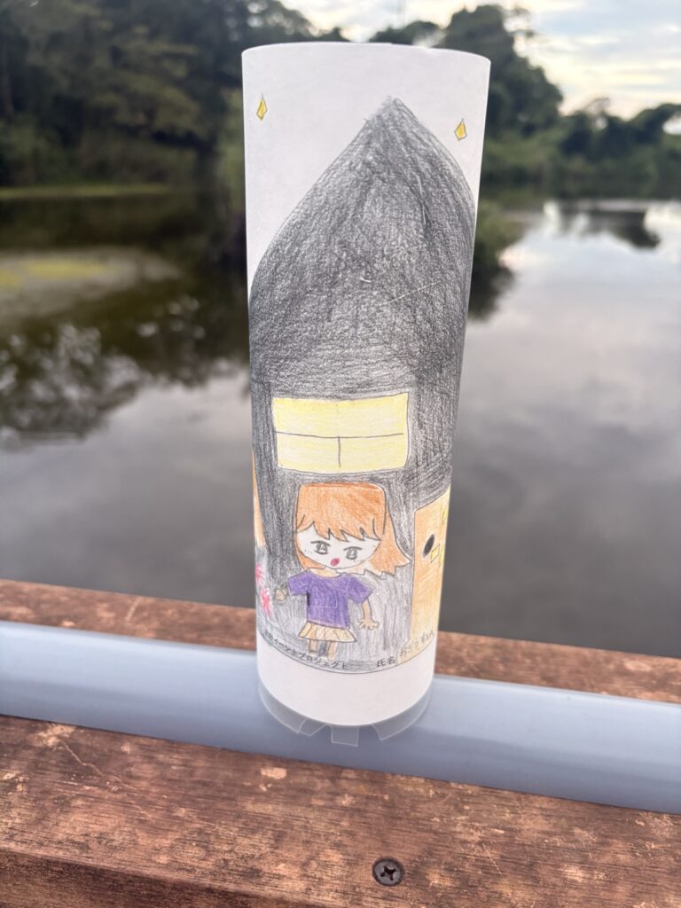 大川親水デッキに置かれた点灯前の手描きの絵とうろう