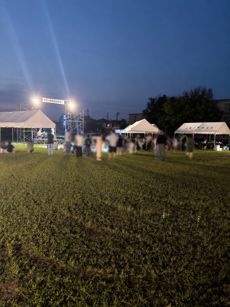 夜を迎えた中野小林自治会夏祭りの会場