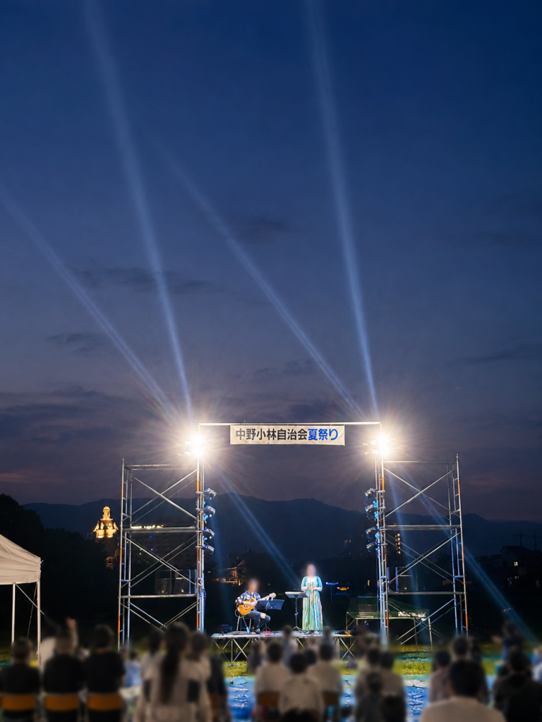 日が暮れた中野小林自治会夏祭りのステージ