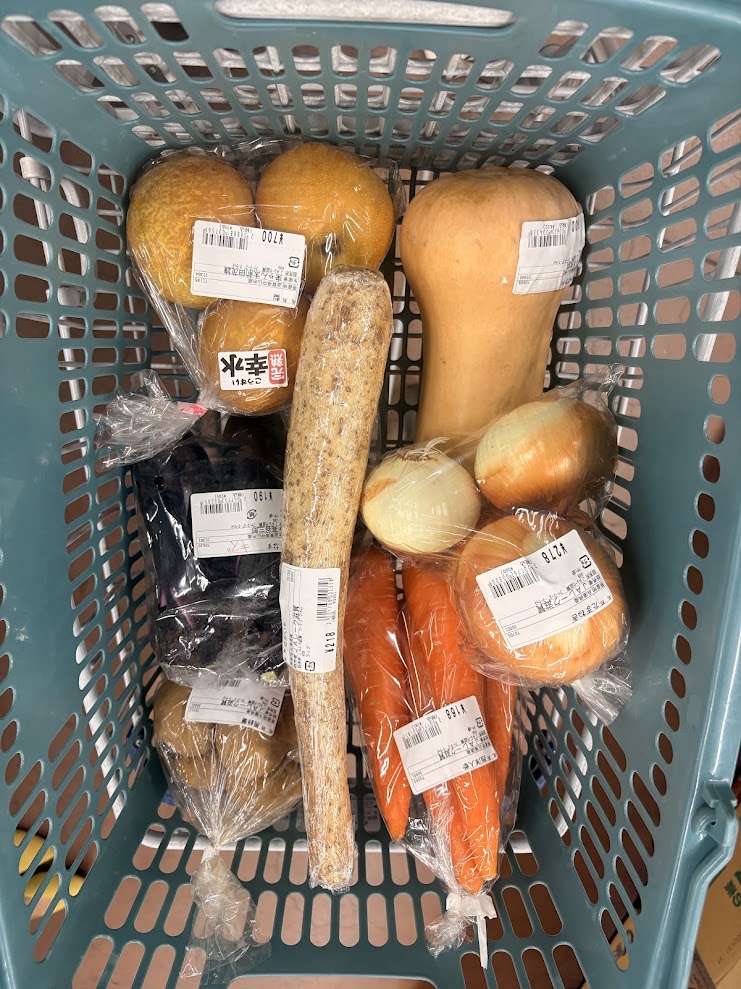 おうみんちで購入した梨や野菜が入った買い物カゴ