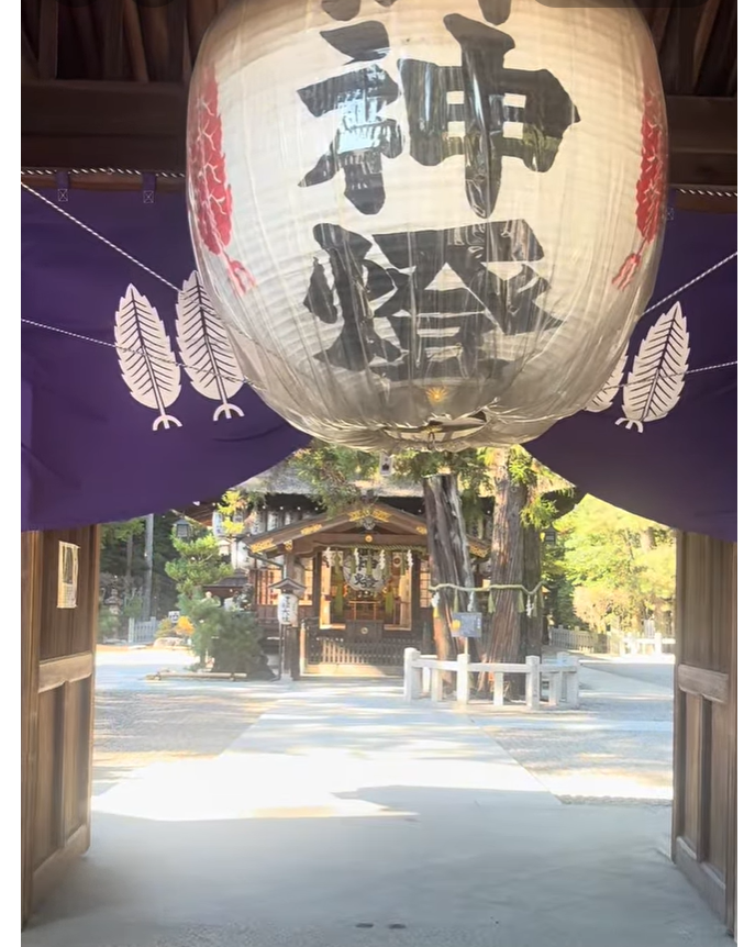 大きな提灯が掛かる建部大社の門から境内を望む風景