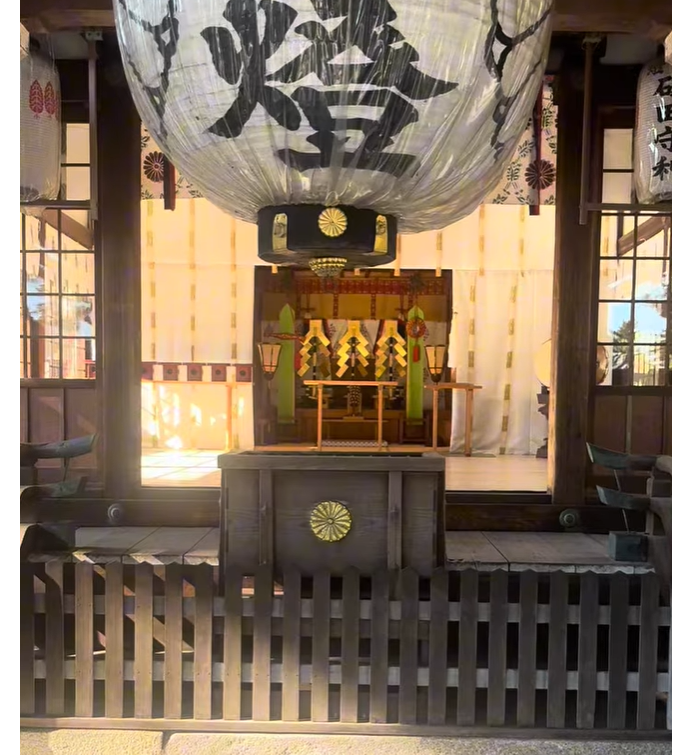 建部大社の境内に掛かる大きな提灯と本殿へ続く境内の風景