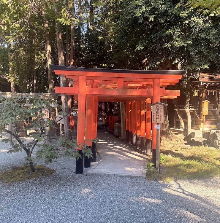 建部大社境内にある武富稲荷神社の朱色の鳥居