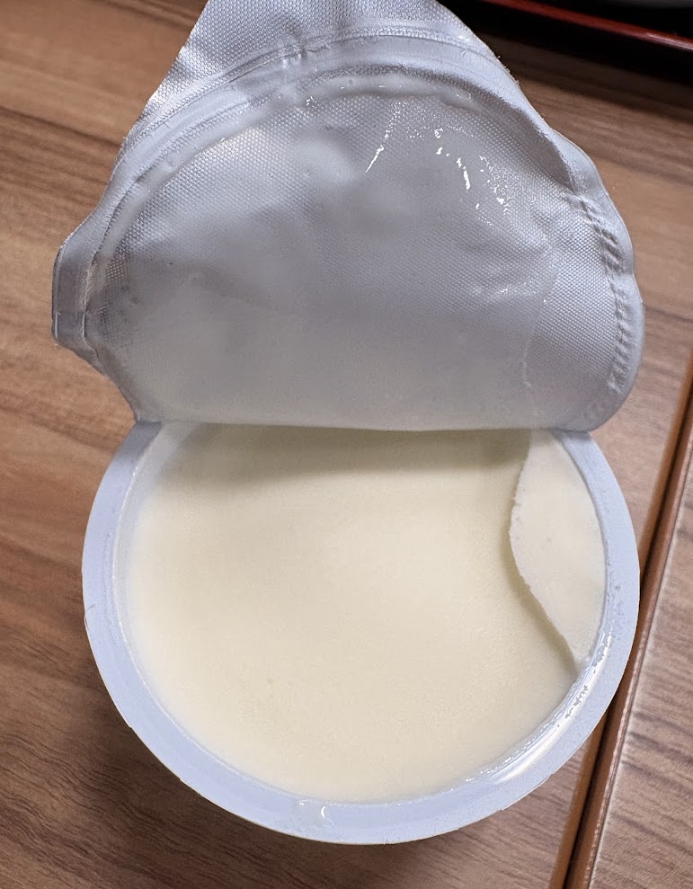 フタを開けた白いヨーグルト入りアイス