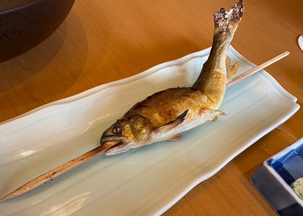 里山の休日 京都・烟河でいただいた焼きたての鮎の塩焼き