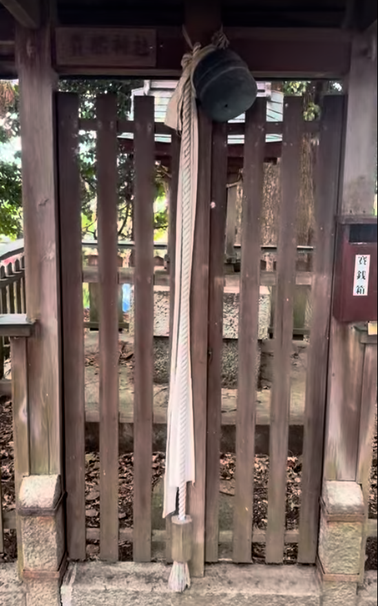 守山市木浜町にある貴船神社のお社と参拝用の鈴