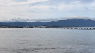 2026年シルバーウィークに守山市側の湖岸から眺めた琵琶湖と琵琶湖大橋