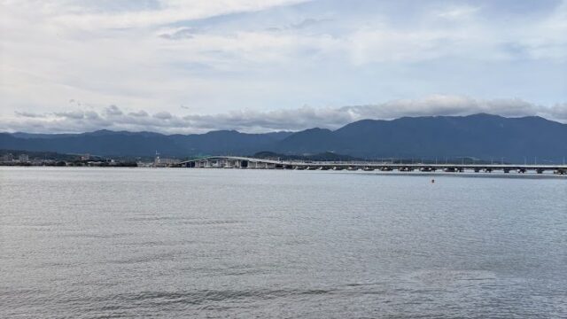 2026年シルバーウィークに守山市側の湖岸から眺めた琵琶湖と琵琶湖大橋