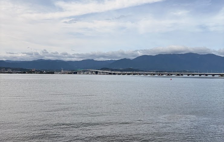 2026年シルバーウィークに守山市側の湖岸から眺めた琵琶湖と琵琶湖大橋