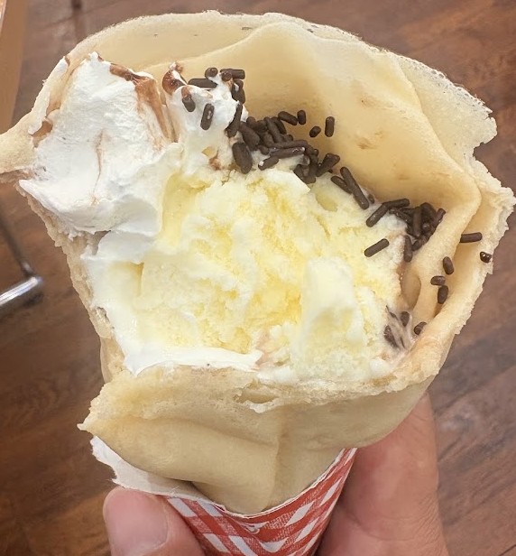 ピエリ守山のマリオンクレープで食べたバニラアイス入りのチョコクレープ