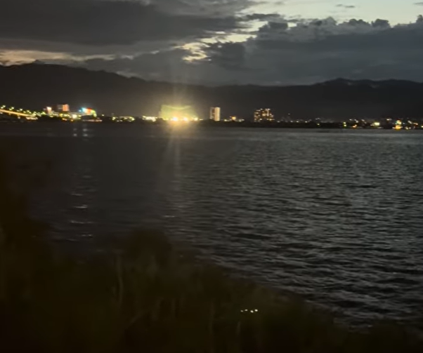 滋賀県守山市の湖岸から見た夜の琵琶湖と対岸に並ぶ街の灯り
