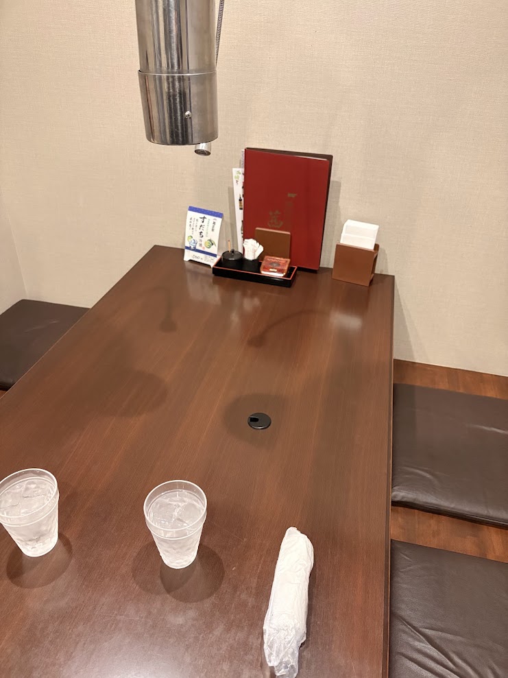 純近江牛焼肉 茜の店内のテーブル席