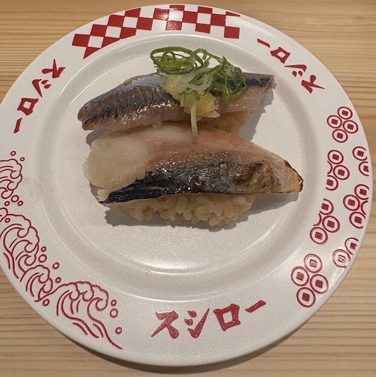 スシローの北海道産ニシンとサンマの盛り合わせ。ニシンとサンマを一貫ずつ楽しめる120円のお寿司です。