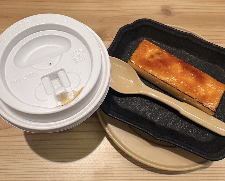 スシローのカタラーナアイスブリュレと温かいコーヒー。食後のデザートとして一緒に楽しみました。