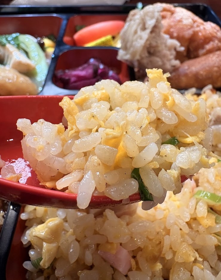 中華 上上の日替わりランチのおかずをアップで撮影。唐揚げや焼売、野菜、漬物などが彩りよく盛り付けられています。