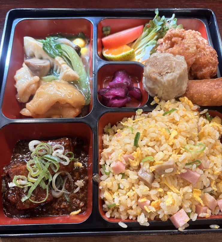 守山市の中華 上上で提供された炒飯、唐揚げ、焼売、野菜料理などが入った日替わりランチ