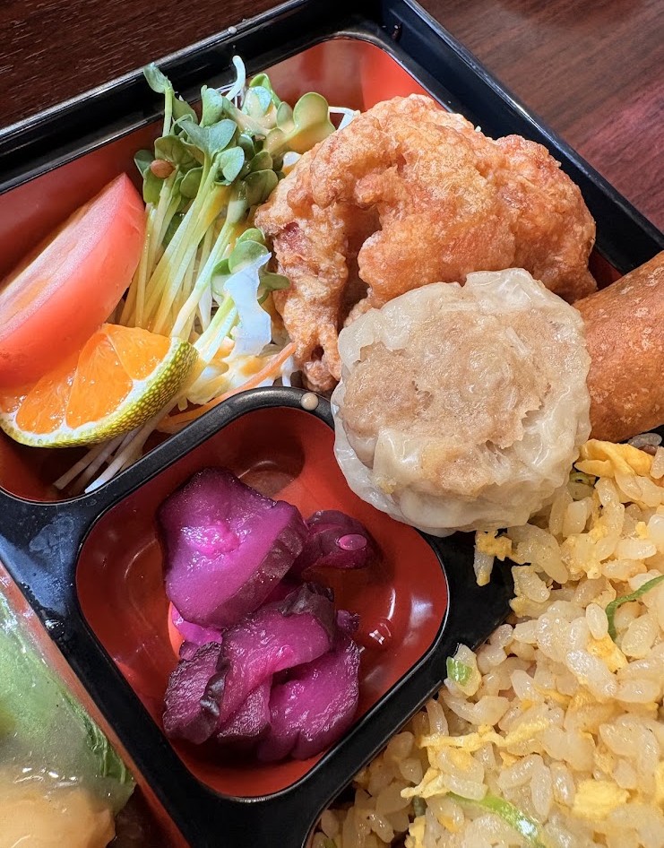 中華 上上の日替わりランチに付いた唐揚げ、焼売、野菜、漬物などのおかず
