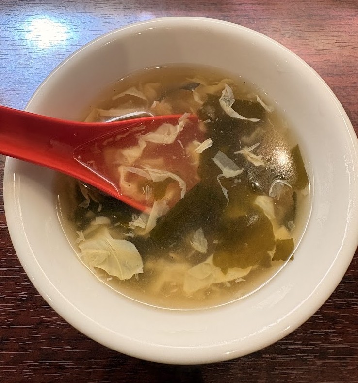 中華 上上の日替わりランチに付いたワカメと卵入りの中華スープ