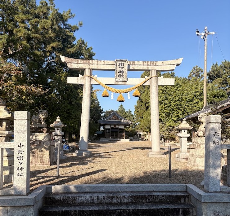 滋賀県守山市の中野樹下神社にある立派な鳥居