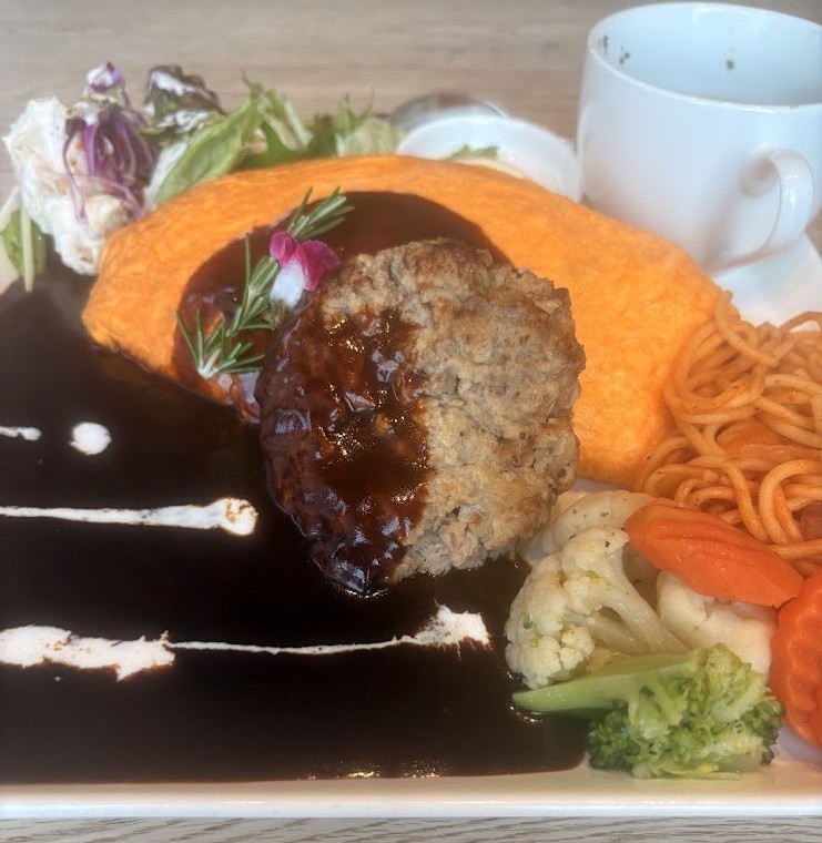 大きなオムライスとハンバーグにデミグラスソースがたっぷりかかったランチプレート
