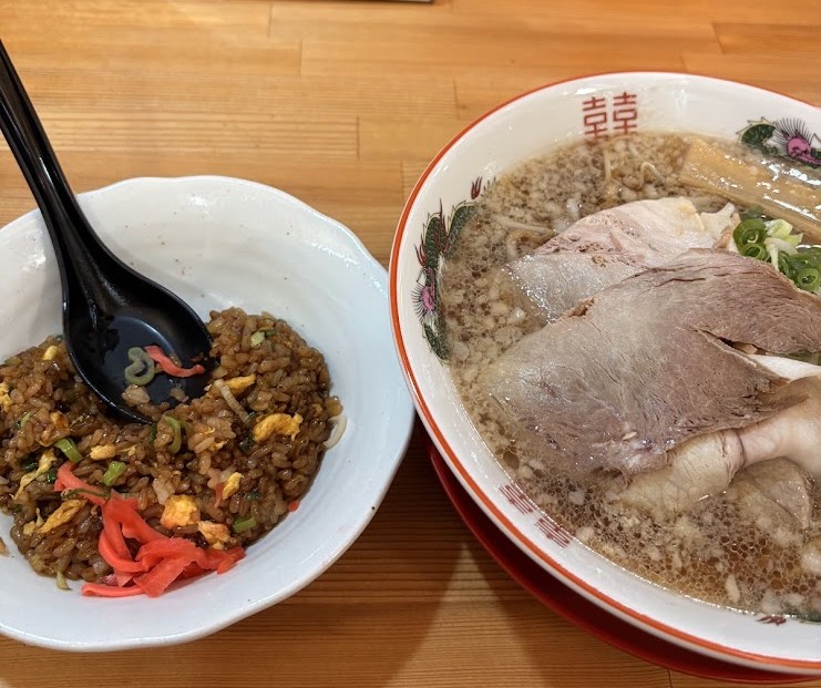 野洲のくらおで注文した醤油ラーメンと黒チャーハン